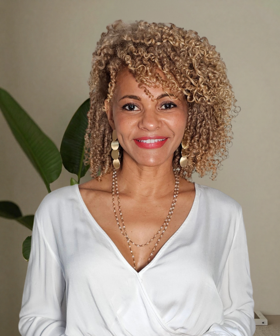 Dra. Sueli Dantas en un entorno profesional